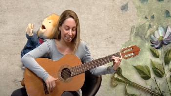 Nonno Arturo ascolta una canzone con la chitarra insieme a zia Flavia - puntata 8